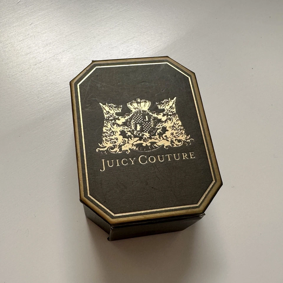 Par de Brincos Vintage Juicy Couture Logotipo Dourado + Tachas de Coração Pavê de Cristal Único - Imagem 3 de 4