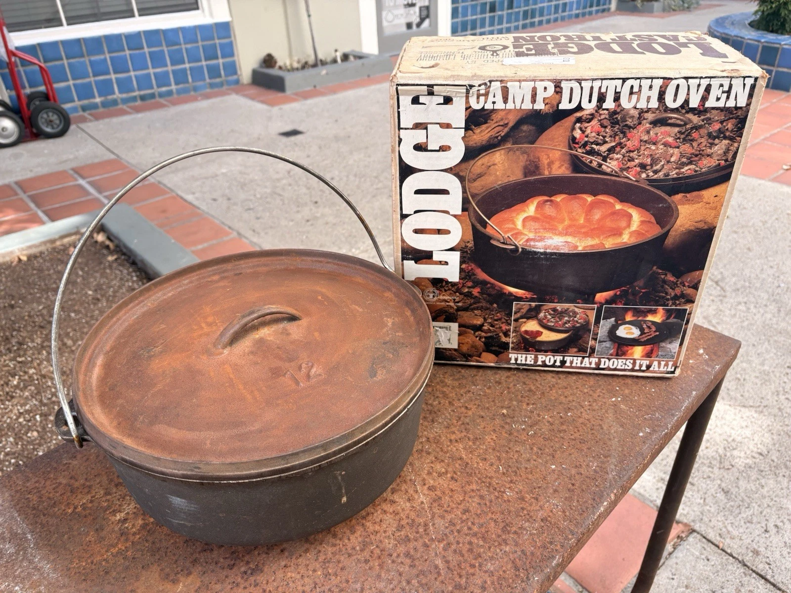 Vintage Lodge Cast Iron 6 Quart Camp Dutch Oven Pot with Lid & Handle & Box