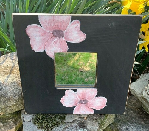 Specchio da parete ReFab dipinto a mano 10 x 10 nero con fiori in legno di cane da appendere a parete - Foto 1 di 4