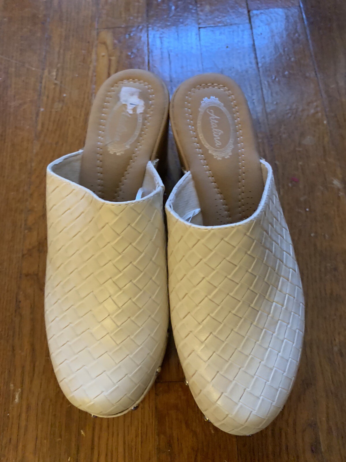 Atalina White  Leather Clog Women’s Shoes size 7.5 Crosshatch Pattern Comfy