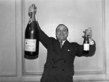 Presentation a magnum a bottle Moet et Chandon champagne Paris Fra- 1933 Photo