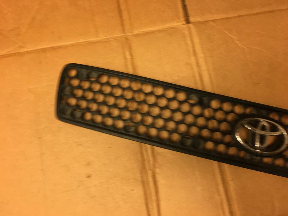 1996 1997 Toyota Rav4 front grille 53111-42010 — 第 3/4 张图片