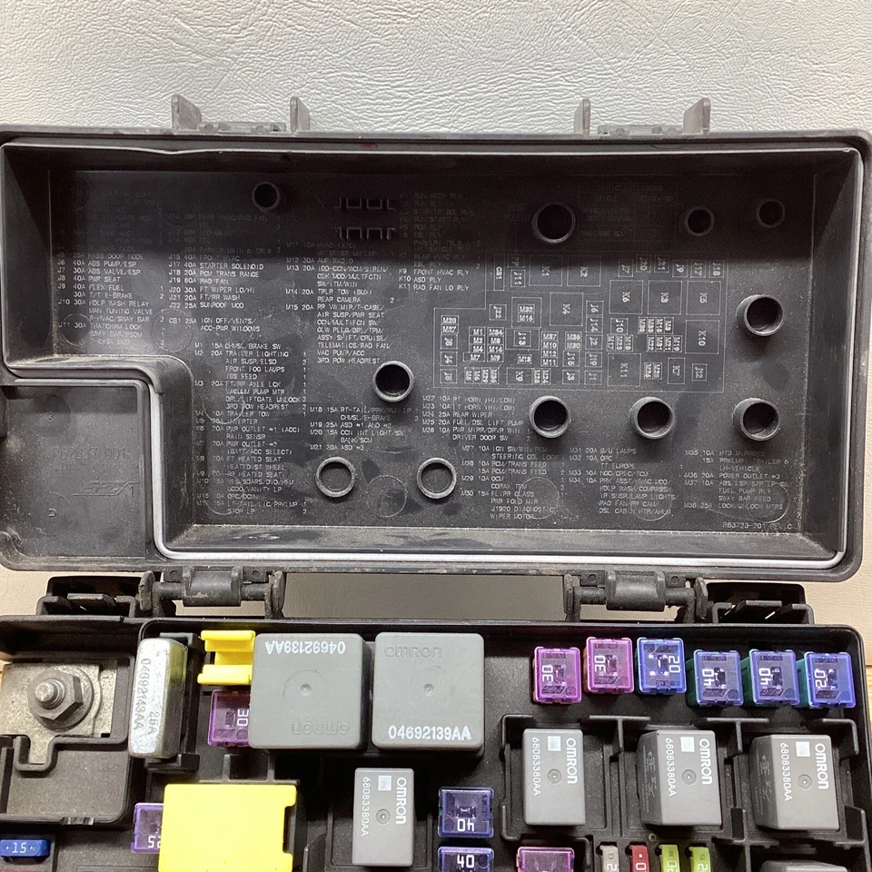 Dodge Nitro Jeep Liberty 2011 unidad de caja de fusibles TEMIC 04692331AE módulo usado fabricante original Foto 4 de 4