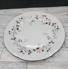 Winterberry Dinner Plates 10-1/2” Pfaltzgraff Scalloped Edge Green Red Floral