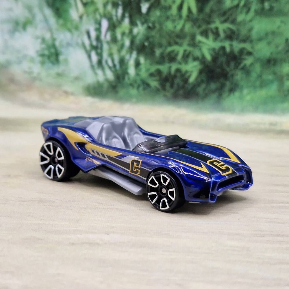 Hot Wheels Carbonic Race Car Diecast Model Car 1/64 (2) Excellent Condition