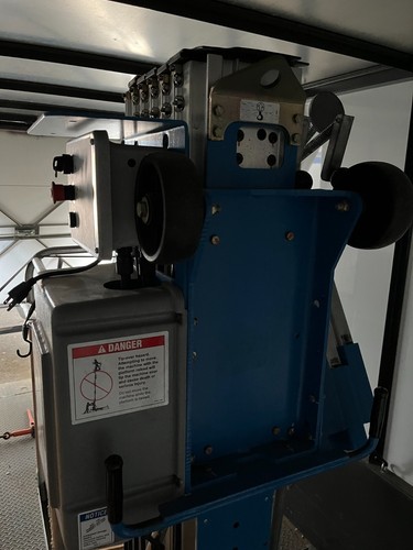 GENIE AWP-30S, ELECTRIC 30' SCISSOR LIFT, VERTICAL MAST, SINGLE MAN LIFT, 2011 - Picture 7 of 12