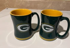 Pair of 2013 Boelter Brands 14 oz. Sculpted Green Bay Packers Mugs