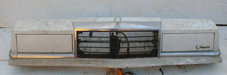 Chrysler New Yorker 1989 OEM panel de cabezal delantero con parrilla de faros Foto 2 de 4