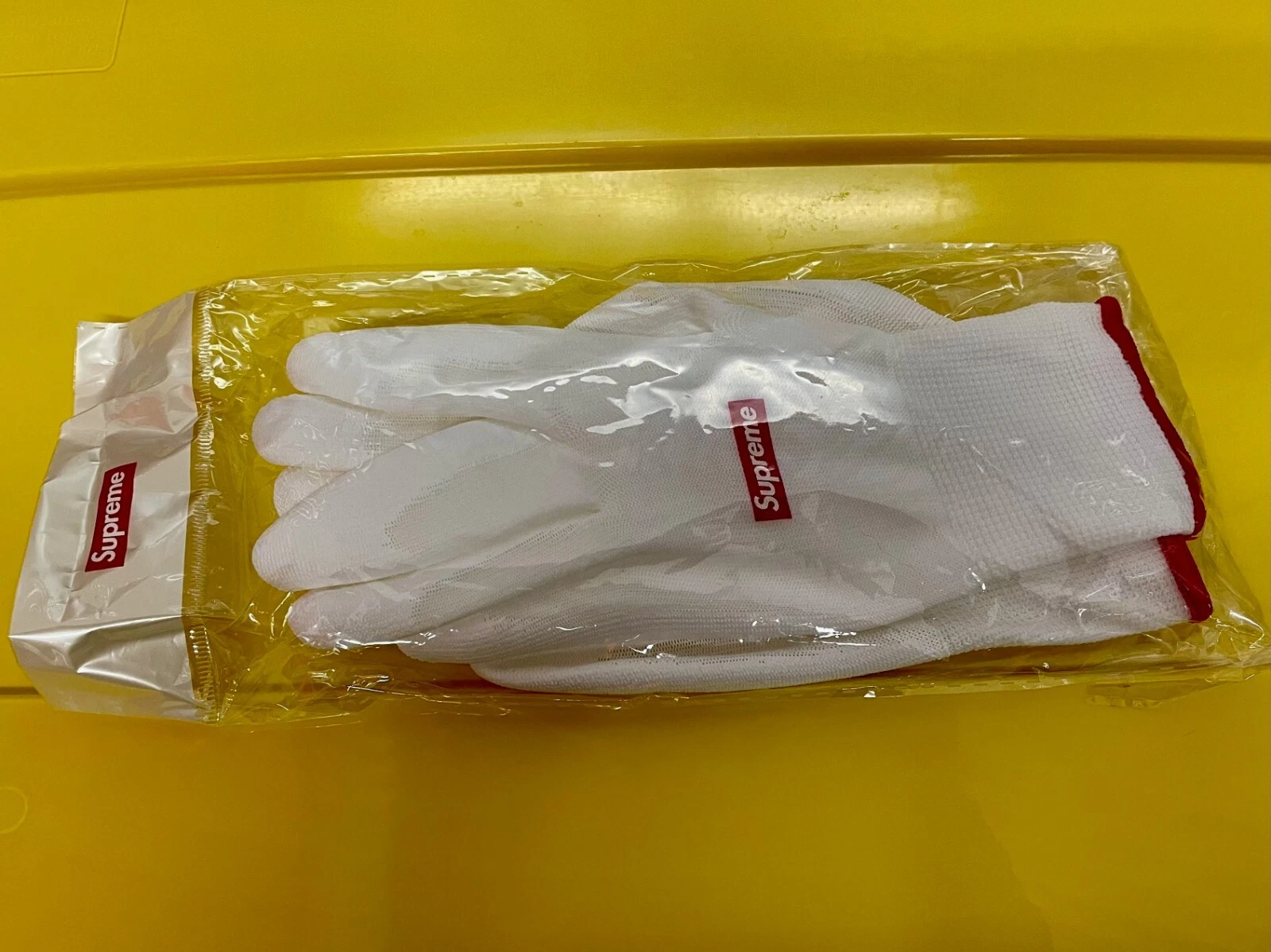 Gants caoutchoutés blancs Supreme neufs dans leur emballage d'origine FW20
