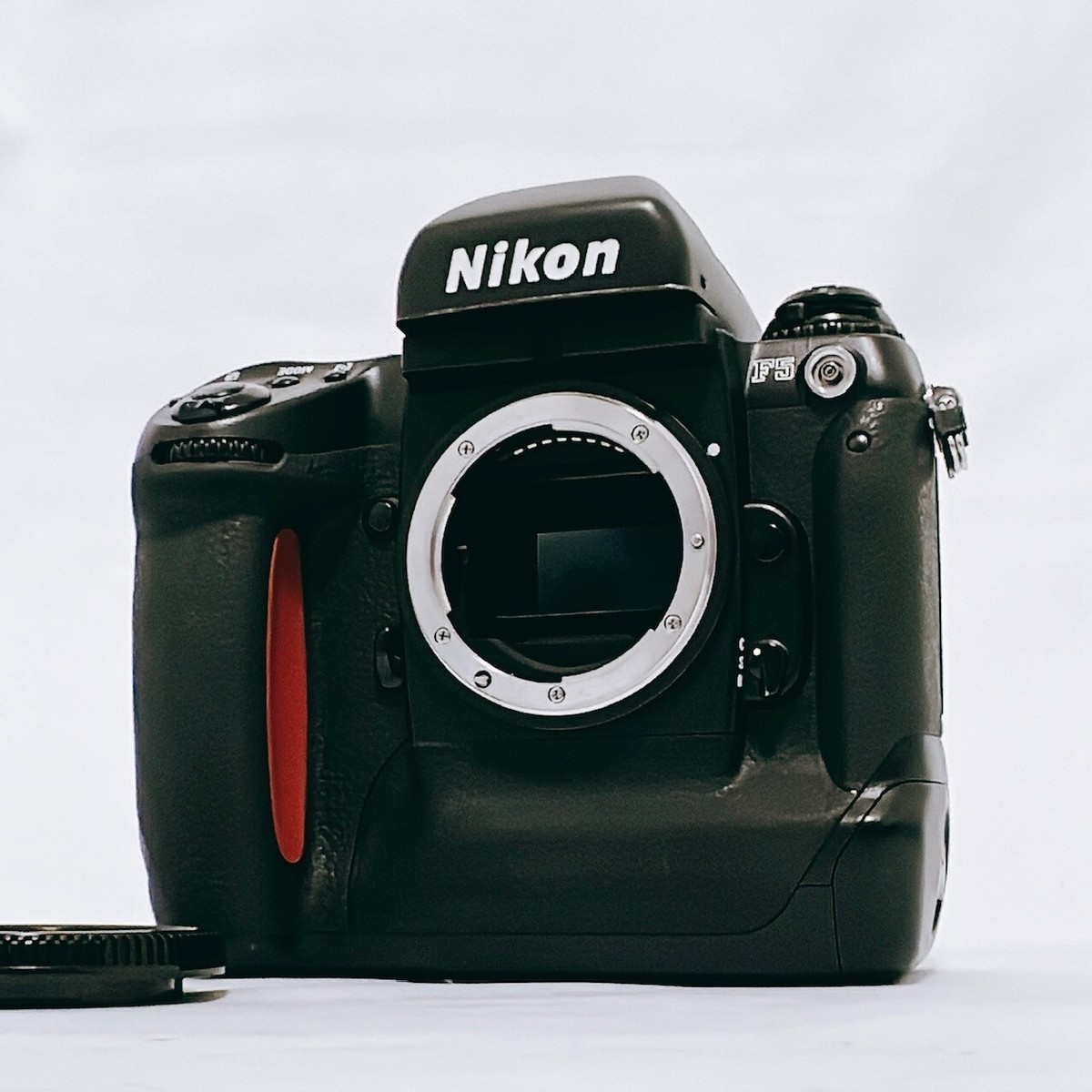 EXC+5 ] Nikon F5 Black / 35mm SLR Film Camera Body @ CS SAKURA  