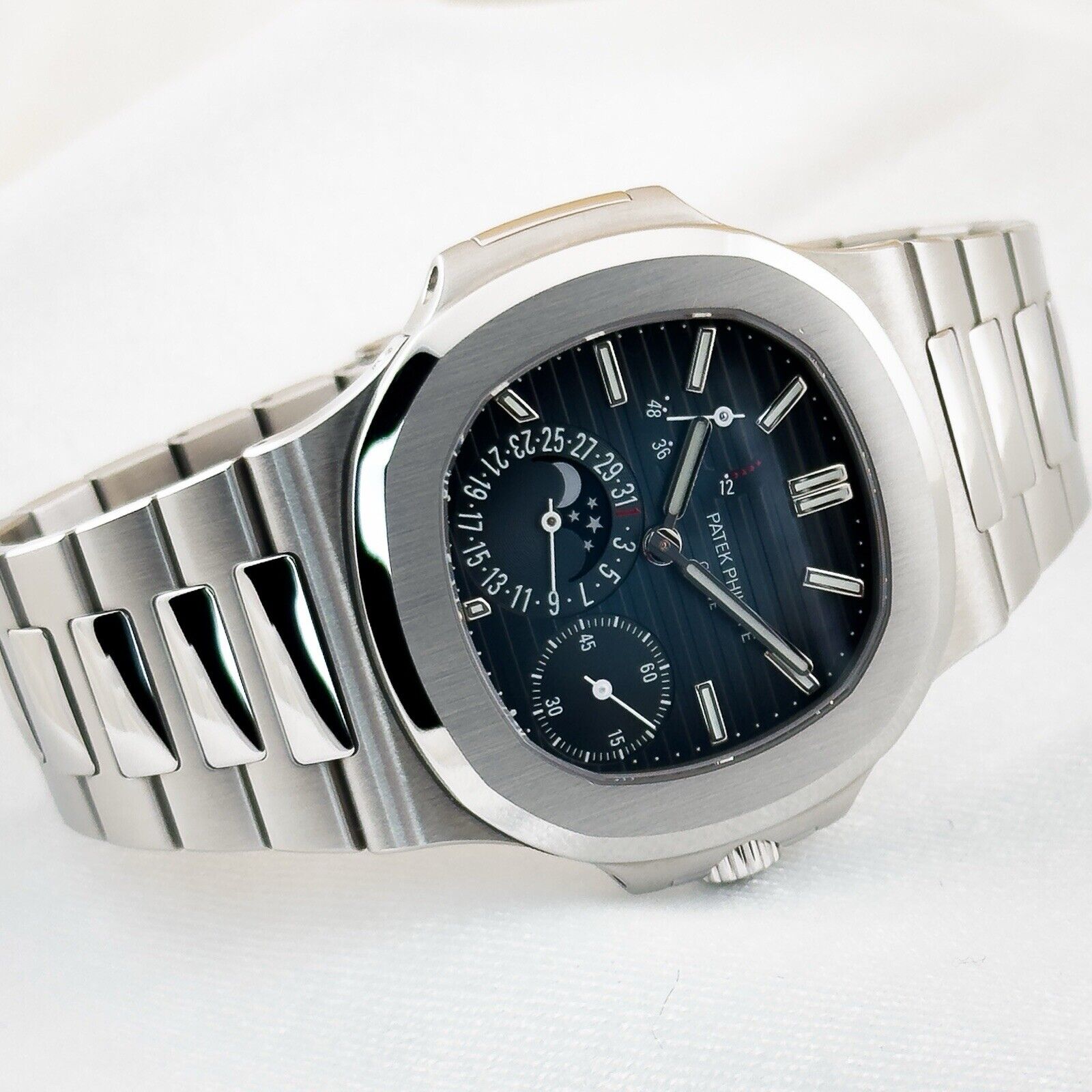 NEW UNWORN Patek Philippe Nautilus Moon Phase 40mm 5712/1A - Complete Set