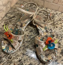 POETIC LICENCE Gold Leather Floral Womens Size 8.5 US Sandals