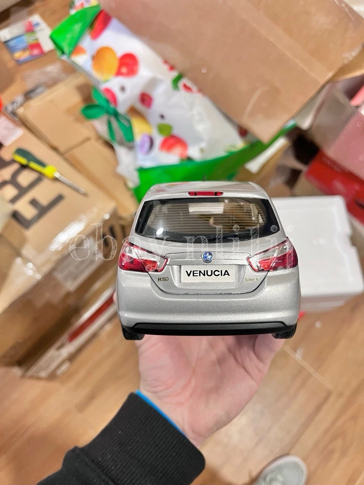 Nissan Versa Venucia Hatchback plateado modelo de coche fundido a presión escala 1:18 2011~2016 Foto 4 de 4