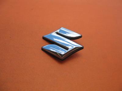 05 06 07 08 SUZUKI RENO REAR LID CENTER CHROME EMBLEM LOGO BADGE SIGN SYMBOL #5