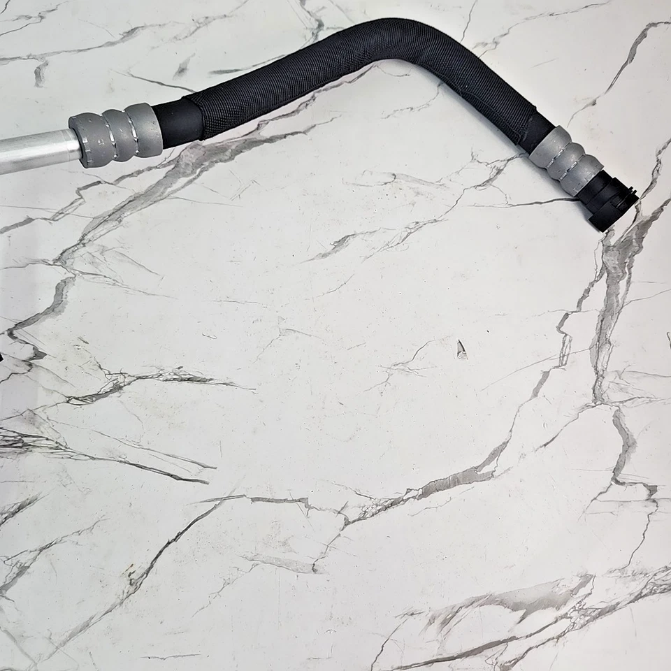 Manguera de salida del enfriador de aceite del motor 17227589510 para BMW 550i 550i GT 650i 750i 4,4 L V8 Foto 2 de 4