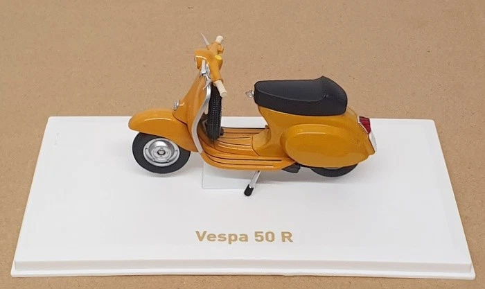Norev 1/18 Scale 182080 - Vespa 50 N Scooter Motorbike - Positano Yellow - Image 4 of 4