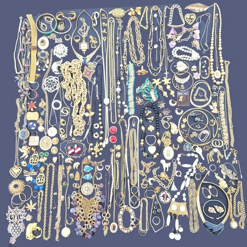 Large Lot Of Vintage Gold-tone Jewelry 241 Pc Brooch Pin Necklace Earrings Brace