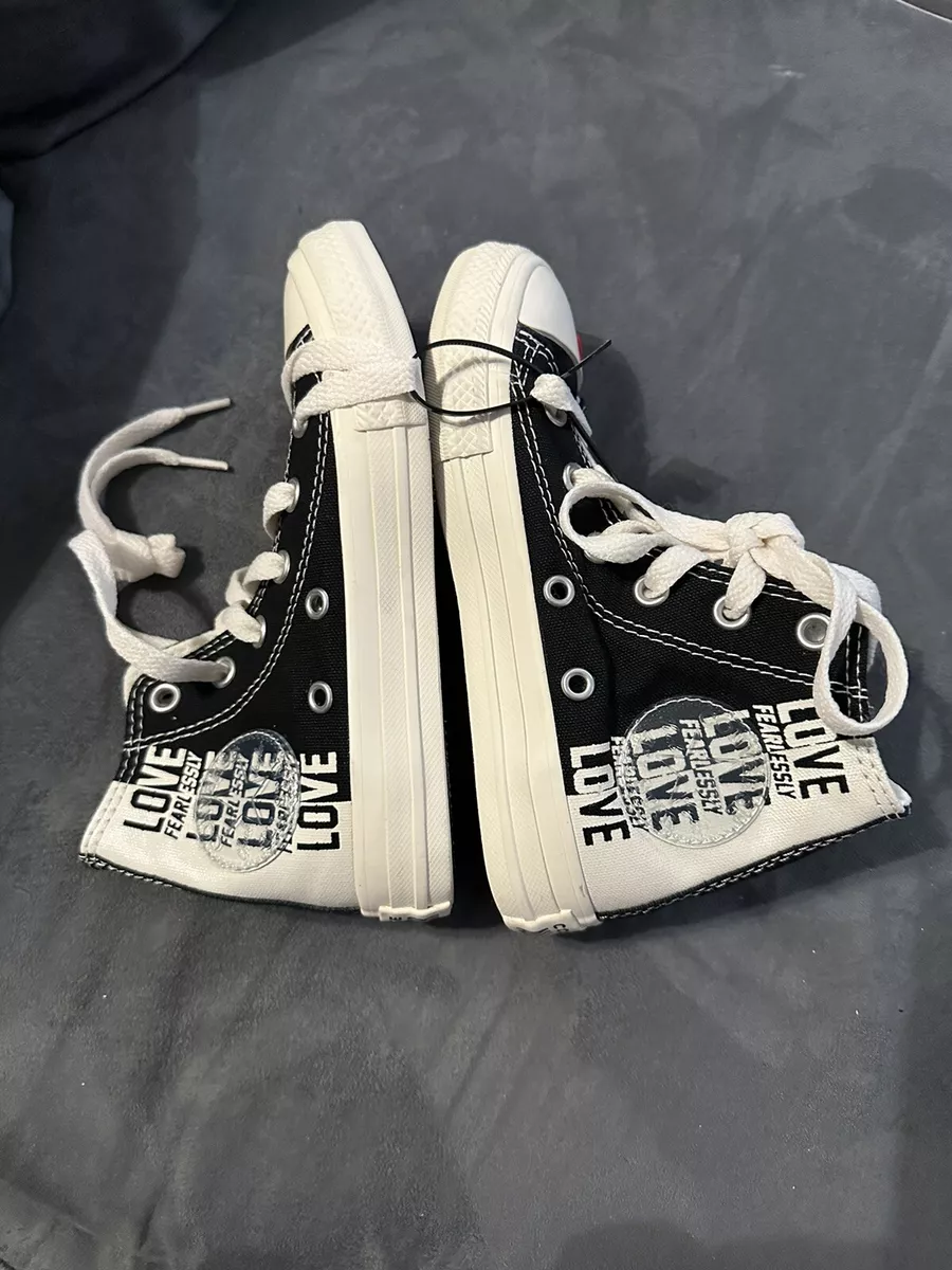 Kids clearance heart converse