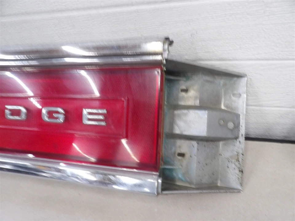 PANEL DE LUZ TRASERA CROMADO DODGE DINASTÍA 1988-1993 CENTRO MERCADO DE EE. UU. PLACA DE IDENTIFICACIÓN Foto 4 de 4