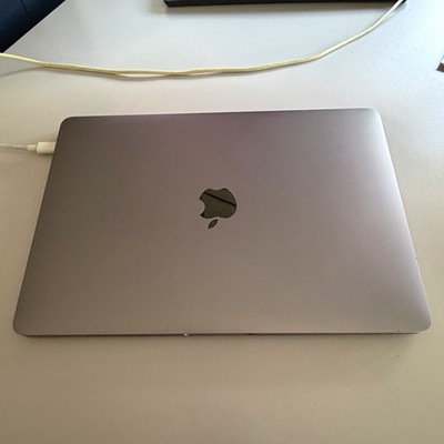 Apple MacBook Pro 13  2019 | Intel i5 | 8 GB RAM | Touch Bar | gepflegt