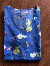 Zoe  Chloe Scrub Top Colorful Frogs/Animals on Deep Blue Size S/P/P Preowned