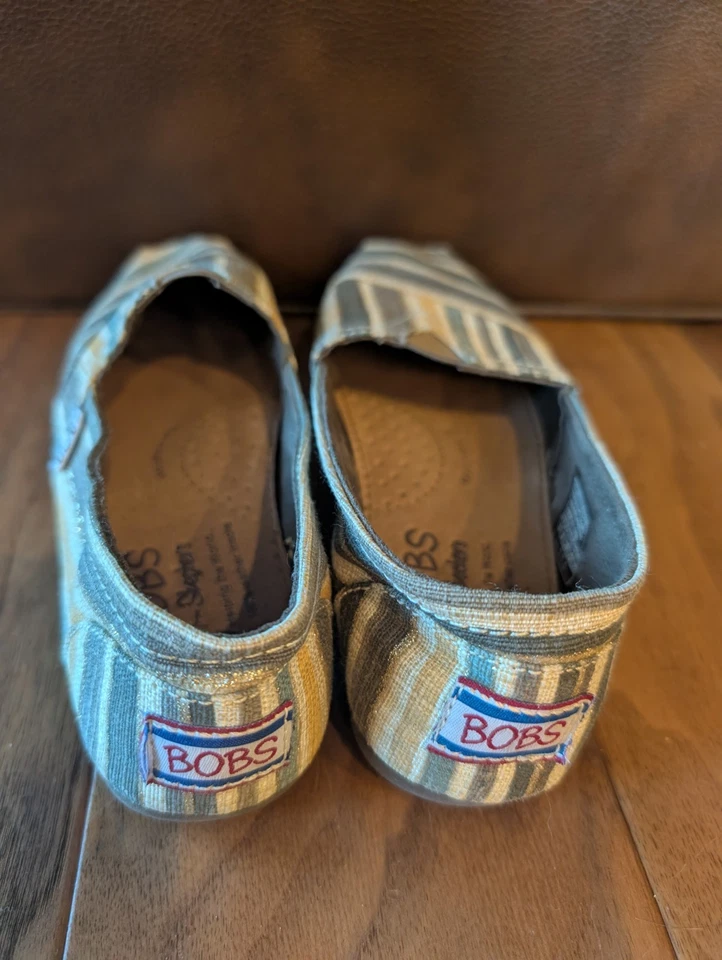 Zapatos sin cordones Bobs By Skechers para mujer, talla 6, tono dorado brillo/rayas Foto 4 de 4