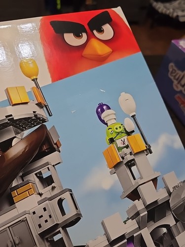 NEW! Lego 75826 The Angry Birds Movie King Pig's Castle, Ages 8-14, 859 Pieces - Picture 14 of 16