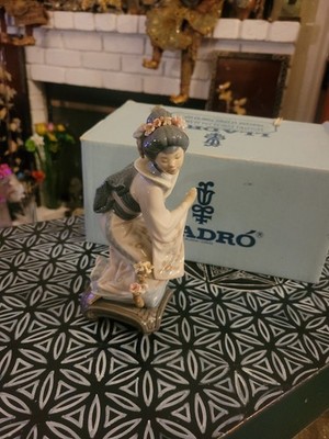 Genuine Lladro #1447 ''Japonesita Arrodi'' With Org. Bx