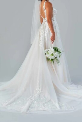 Kennedy Blue Carina Embroidered Lace/Tulle A-Line Wedding Dress Ivory Size 8 NWT Kennedy Blue Carina Embroidered Lace/Tulle A-Line Wedding Dress Ivory Size 8 NWT