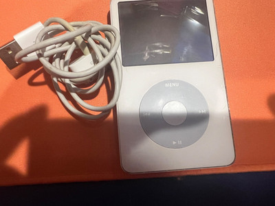 Apple iPod A1136 White 5th Generation Portable 2.5'' LCD 30GB MP3 Player - FLAWED