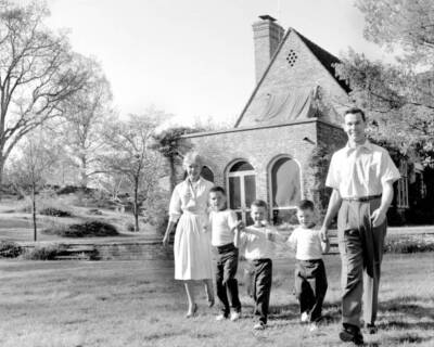 Johnny Carson and his family at his home Birch Hill Estate Winfiel .. Old Photo
