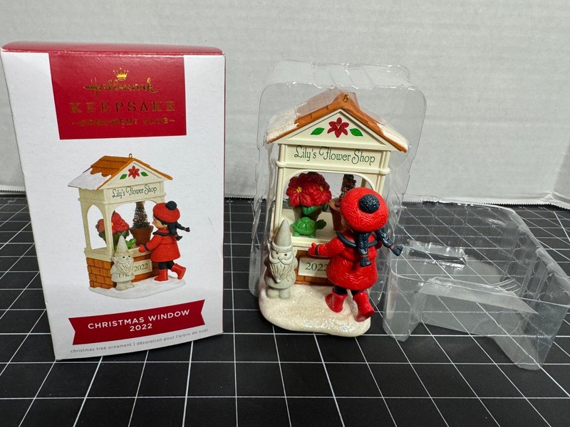 2022 Keepsake Ornament Club LE  Exclusive Christmas Window Lily's Flower Shop