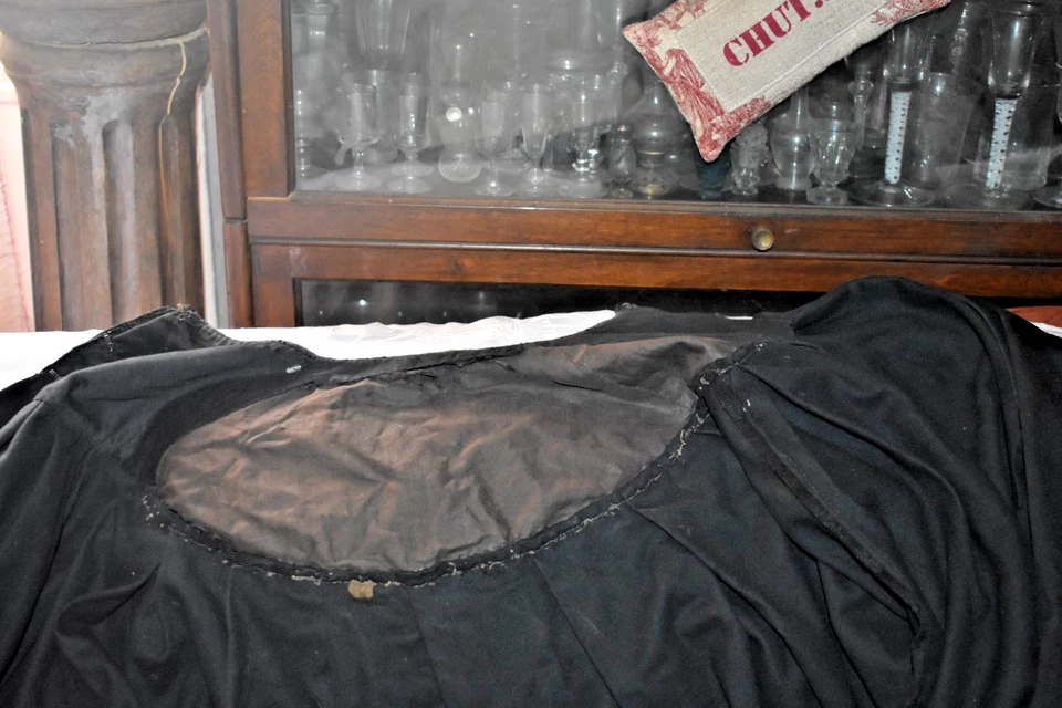 Vêtement ancien:Longue et ample cape drap noir - Photo 4/4
