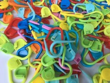80 Stück Selbstklebende Sicherheitsnadeln Aus Kunststoff – Weiß, Ca. 3,2 Cm, Perfekt Zum Basteln, Für Abzeichen & DIY-Projekte
