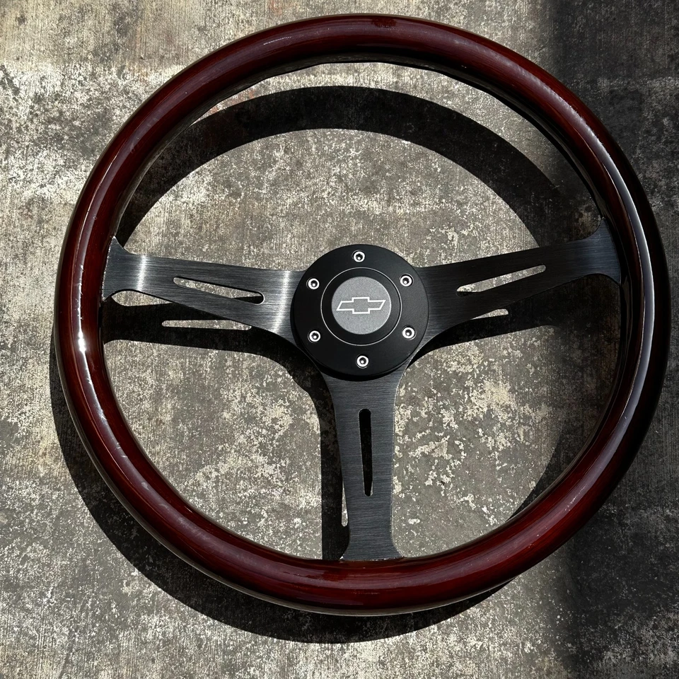 Volante negro de 15" con empuñadura de madera y botón oficial de bocina Chevy - 6 orificios Foto 2 de 4