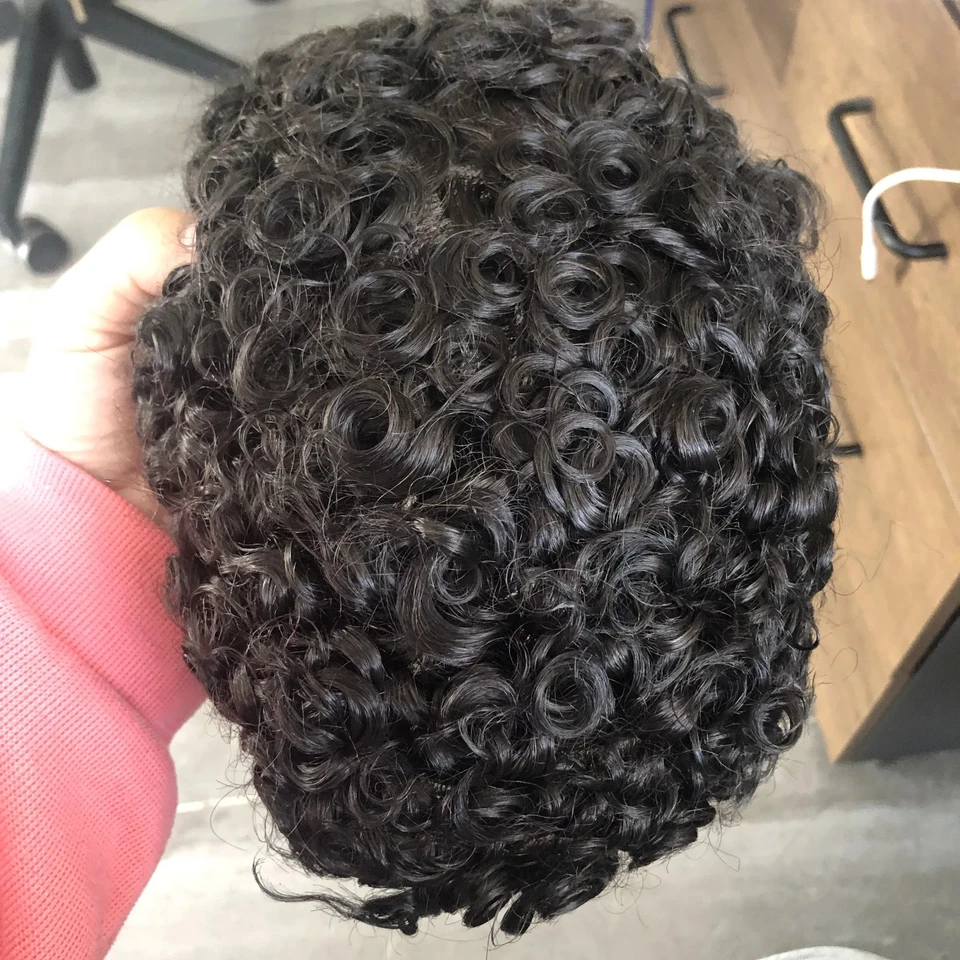Pelucas masculinas naturales con base mono fina súper duraderas de cabello humano rizado de 18 mm para hombre Foto 3 de 4