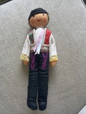 Ancienne POUPÉE en feutre tissu souvenir culturel rouge gilet cadre fil Europe de l'Est 8"