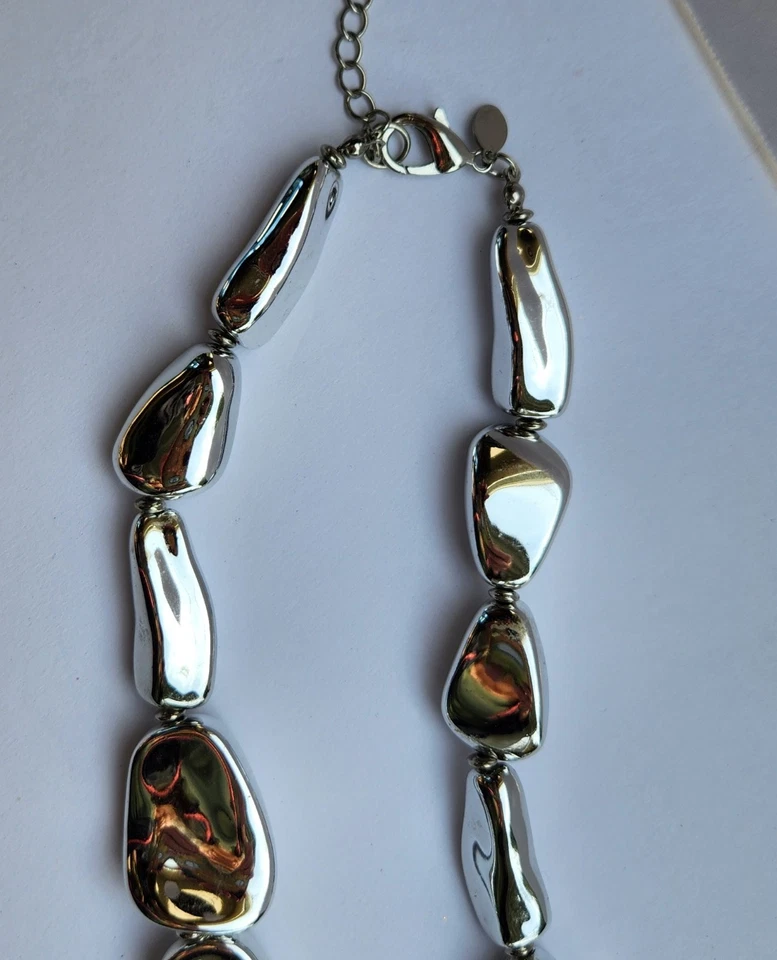 Collar llamativo abstracto tono plata Chicos cuentas huecas irregulares de alto brillo Foto 2 de 4