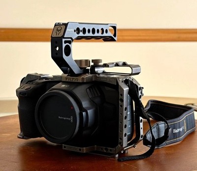 Blackmagic Design Pocket Cinema Camera 6K Touchscreen 5in w/ Cage, Handle, Lens