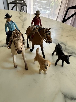 LOT SCHLEICH CHEVAUX EQUITATION WESTERN 42112 et 42419 CAVALIERES VEAU ET CHIEN - Photo 1/3