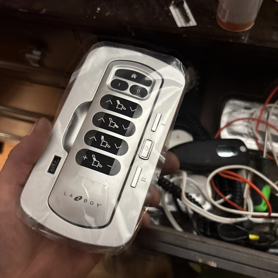 Controle remoto reclinável elétrico sem fio A++ La-Z-Boy 10.000223 e suporte 10.000185 - Imagem 3 de 4