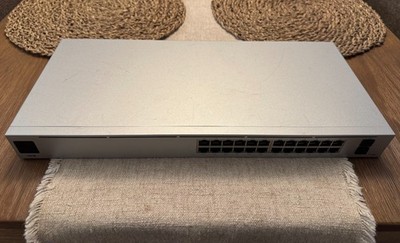 Ubiquiti Networks UniFi Switch USW 24-Ports PoE Gigabit Switch (USW-24-PoE) 95W