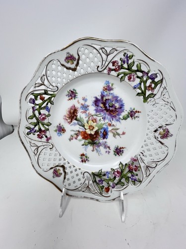 "Antiguo plato floral con borde perforado de Dresde 10 1/4"""
