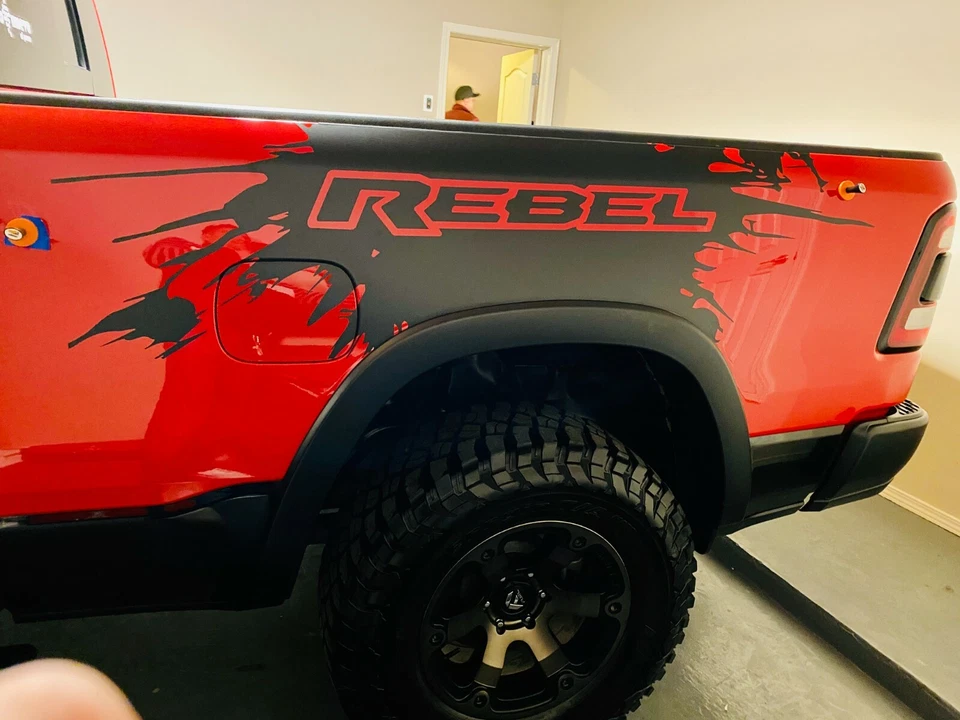 Gráficos laterales traseros MUD SPLASH RAM REBEL Foto 3 de 3