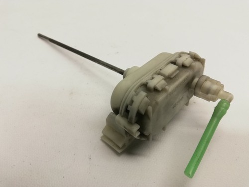 Audi A4 B5 - Stellmotor ZV Tankdeckel Tank  8D0862153 (14)