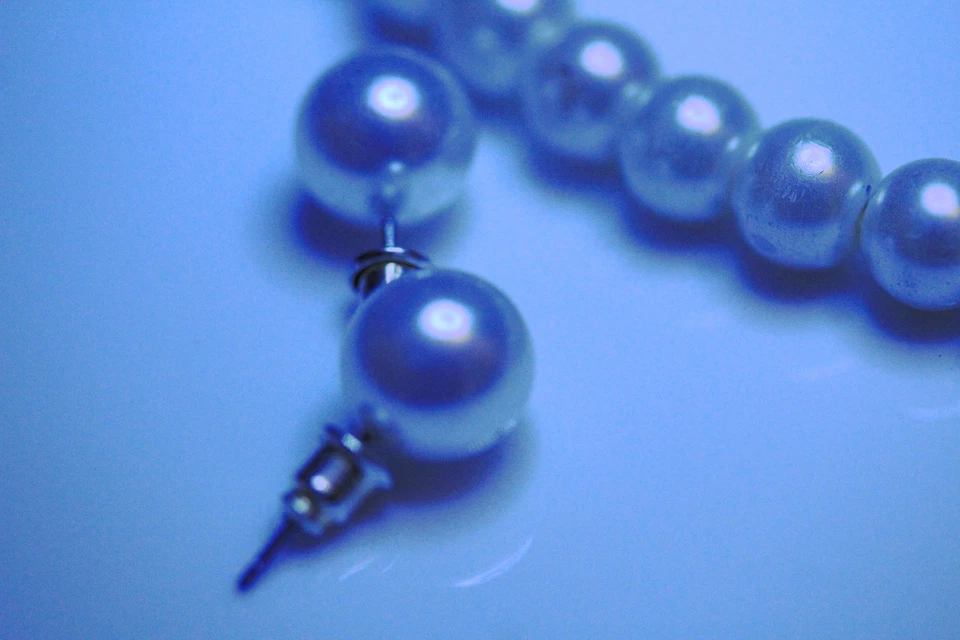 Juego de pendientes de perlas y banda elástica de perlas vintage de plástico Foto 4 de 4