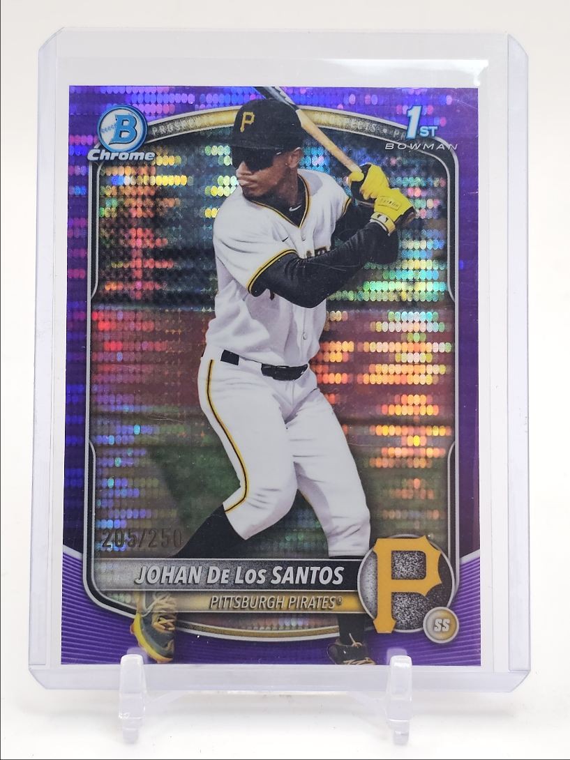 JOHAN DE LOS SANTOS 2025 BOWMAN CHROME 1ST PURPLE PULSAR PIRATES /250 Q3371