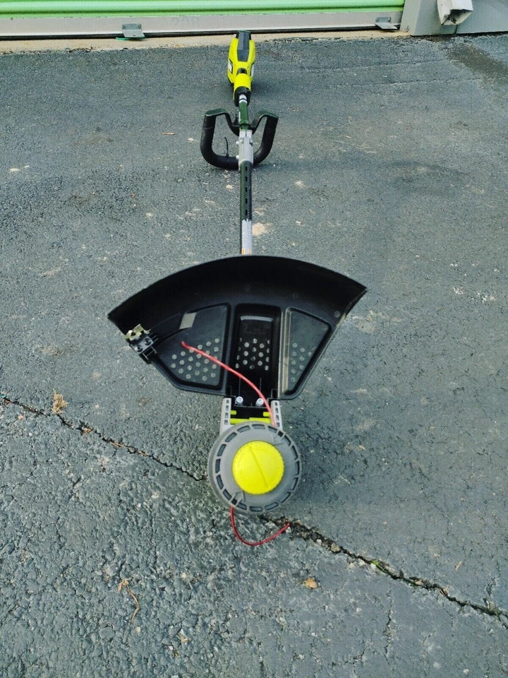 RYOBI 40V HP SUSURRO SIN ESCOBILLAS 17" BATERÍA INALÁMBRICA FIBRA DE CARBONO RECORTADORA DE CUERDAS Foto 3 de 4