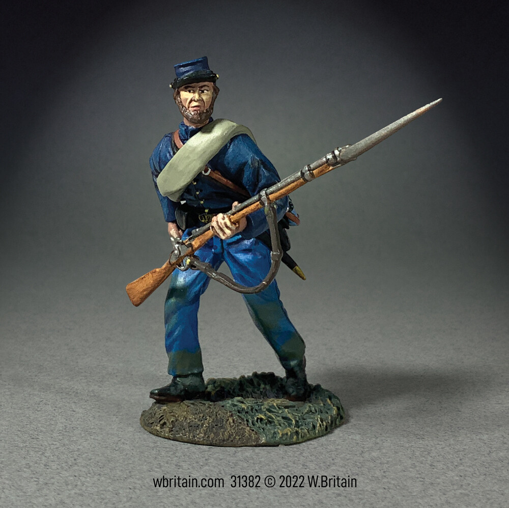 BRITAINS 31382 - Federal Irish Brigade Advancing Loading - Diecast Metal Figure