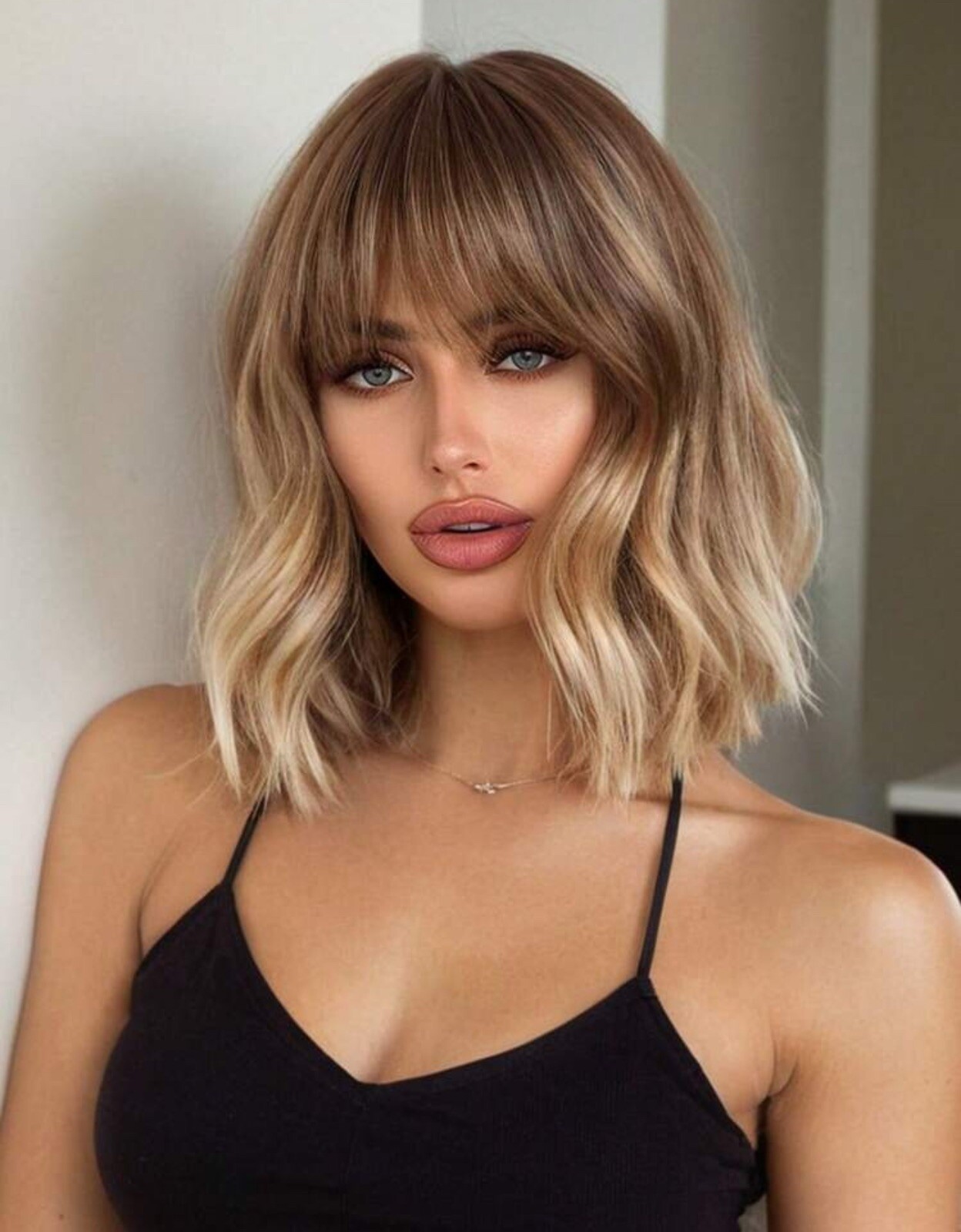 Perruque synthétique bouclée blonde dorée 35cm, frange naturelle sans colle